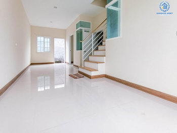 *****ทาวน์เฮ้าส์มือสองย่านกรุงเทพมหานคร ม.โกลเด้นทาวน์ วิภาวดี-แจ้งวัฒนะ เนื้อที่ 16.3 ตร.ว. ฟังก์ชัน 3 ห้องนอน 2 ห้องน้ำ 1 ที่จอดรถ บนทำเลเดินทางสะดวกสุด เพียง 15 นาทีก็ถึงรถไฟฟ้าสายสีแดง "สถานีหลักสี่" ใกล้สนามบินดอนเมือง